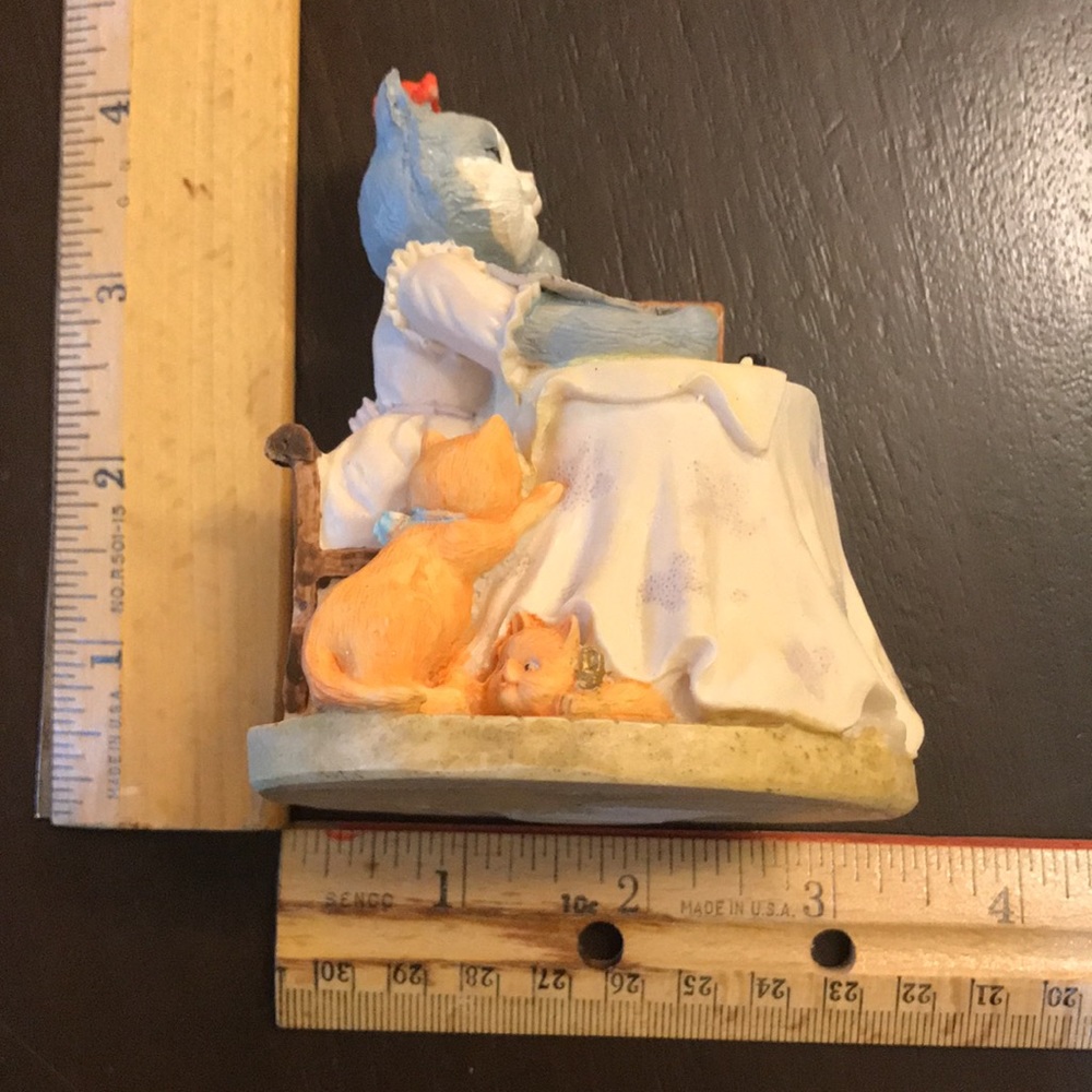 Mrs Kitty Pens a Letter to Mr Kitty Figurine - Picture 10 of 10